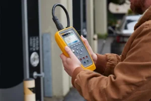 Technician testing EVSE with Fluke FEV350 analyzer