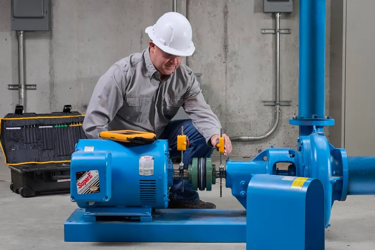 Fluke 832 shaft alignment tablet displaying real-time Live Move alignment results